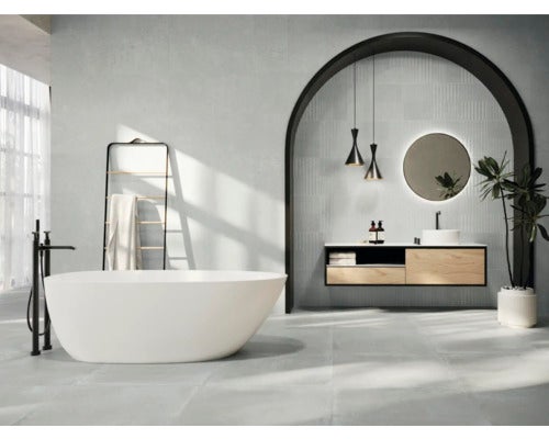 Modernes Badezimmer mit freistehender Badewanne, Waschtisch und Spiegel