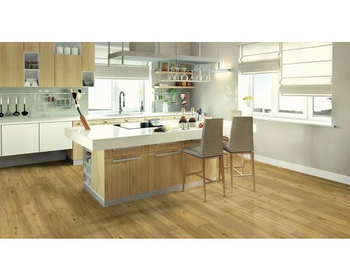 Helle Küche mit Holzboden, Kücheninsel und Barhockern.