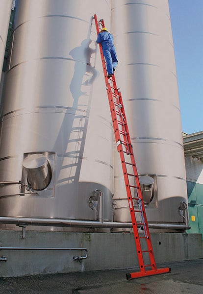 Ausziehleiter an Industrietank mit Arbeiter