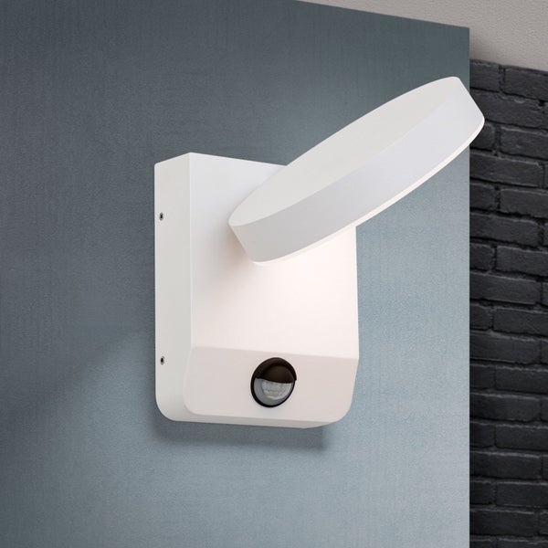 Moderne weiße Außenwandleuchte mit schwenkbarem LED-Kopf und integriertem Bewegungsmelder.