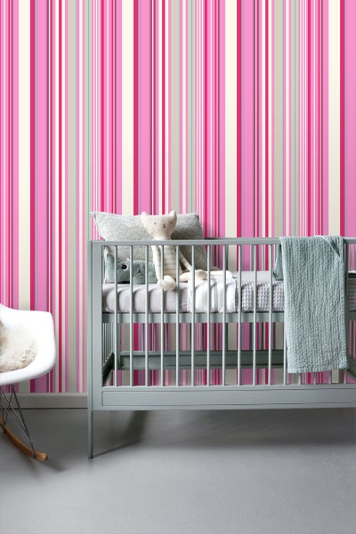 Kinderzimmer mit gestreifter Tapete, Babybett und Spielzeug