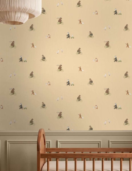 Kindertapete mit Tiermotiven von radfahrenden Bären und Gänsen auf gestreiftem Untergrund für das Kinderzimmer.