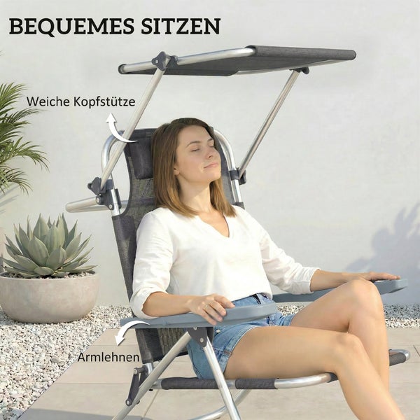 Eine Frau sitzt in einem Gartenstuhl mit verstellbarem Sonnendach, weicher Kopfstütze und Armlehnen in einem hellen Außenbereich.
