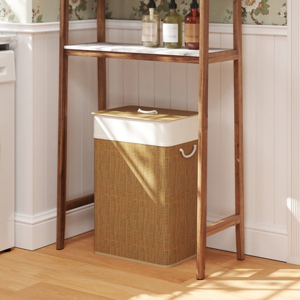 Wäschekorb mit Deckel unter Regal im Badezimmer