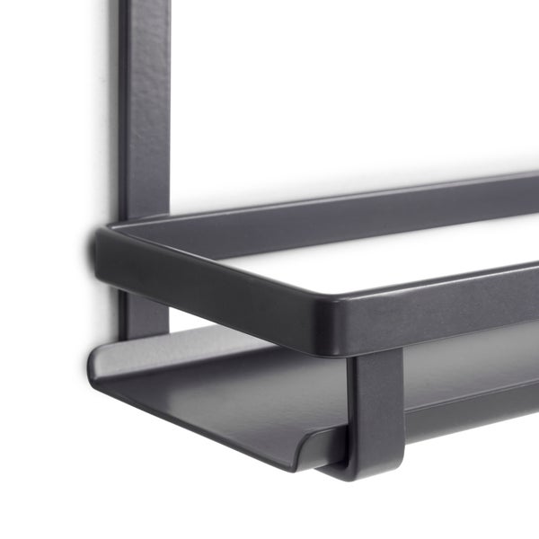 Detailansicht eines anthrazitfarbenen Wandregals aus Metall mit minimalistischem Design für Bad oder Küche.