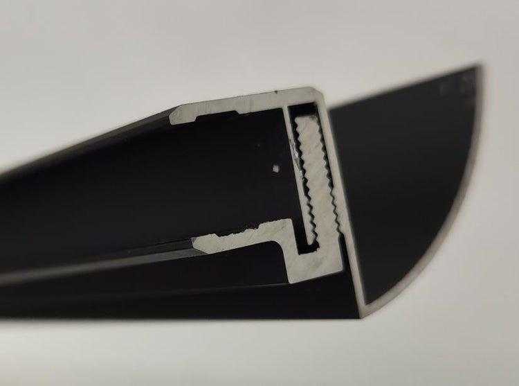 Detailaufnahme eines Aluminiumprofils mit Nut und Feder