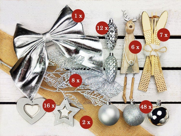 Weihnachtsdekoration Set mit Schleife, Tannenzapfen, Rentierfigur, Holzskier, Herz, Stern und Weihnachtskugeln in verschiedenen Ausführungen.