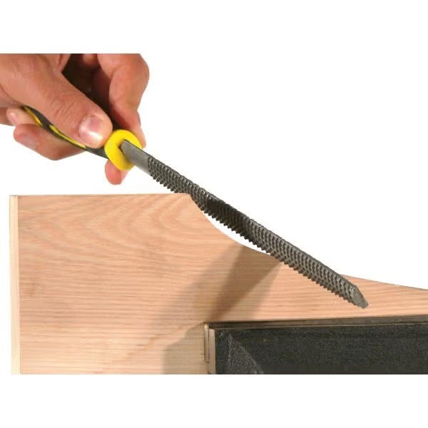 Hand die eine Holzraspel zur Bearbeitung eines Holzwerkstücks hält