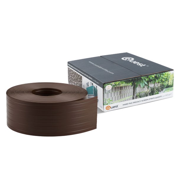 Quest Sichtschutzstreifen aus braunem Hart-Polyvinylchlorid auf Rolle neben der Produktverpackung.