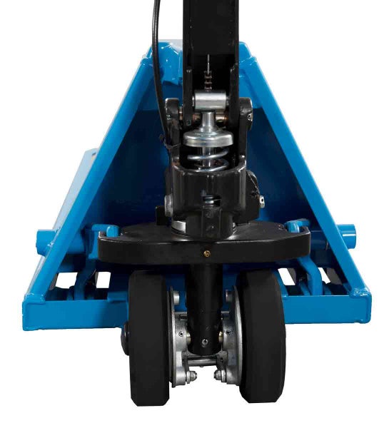 Nahaufnahme der Lenkeinheit und Lenkräder eines blauen Hubwagens aus Stahl.