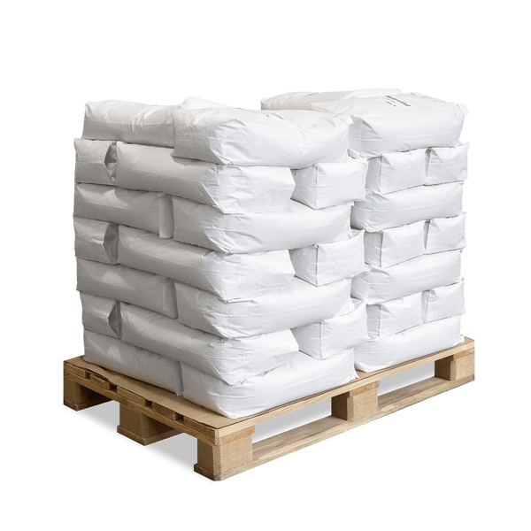 Mehrere weiße Säcke Kehrsand ordentlich gestapelt auf einer Europalette aus Holz.