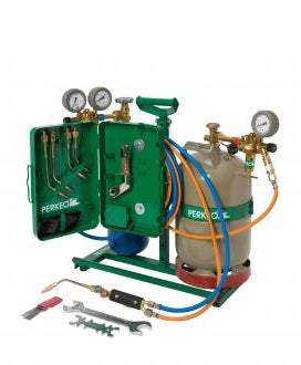 PERKEO Tragbares Schweiß- und Lötgerät mit Gasflaschen, Druckreglern, Schläuchen und Brennerzubehör im stabilen Metallrahmen.