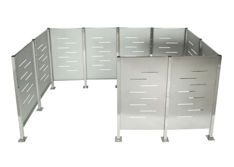Sichtschutzzaun aus Metall mit modernen waagerechten Aussparungen, bestehend aus mehreren Paneelen auf Standpfosten.