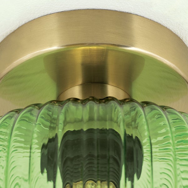 Detailaufnahme einer grünen Glas-Deckenleuchte mit goldfarbener Fassung