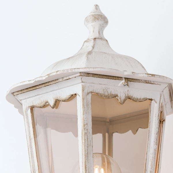 Detailansicht einer Außenwandleuchte im Laternen-Stil aus Metall und Glas mit Antik-Optik.