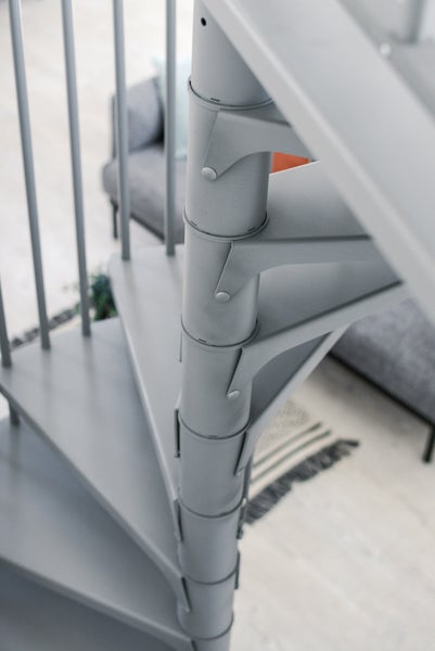 Wendeltreppe RONDO – Wendeltreppe aus schwarzem Stahl – Durchmesser 120 cm – Höhe 300 cm
