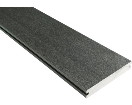 Terrassendiele aus Holz-Kunststoff-Verbundwerkstoff in Anthrazit mit Holzstruktur und seitlicher Nut.
