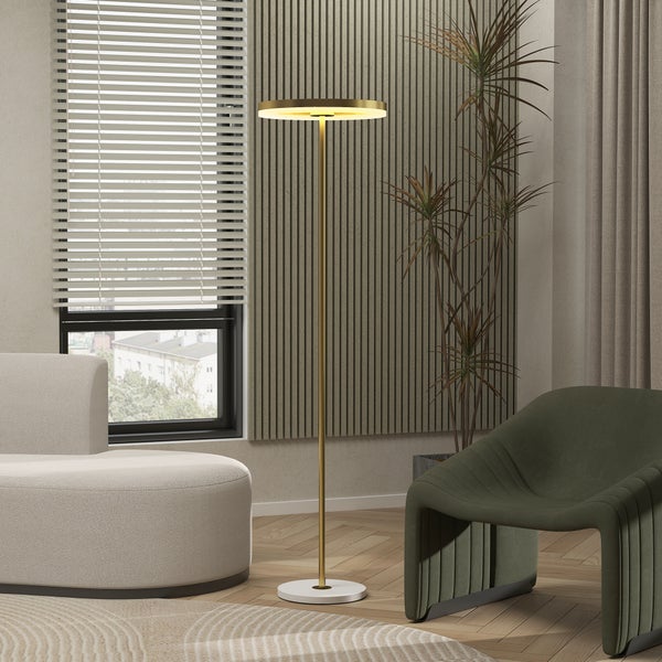 Innenraum mit Stehlampe, Sessel und Sofa