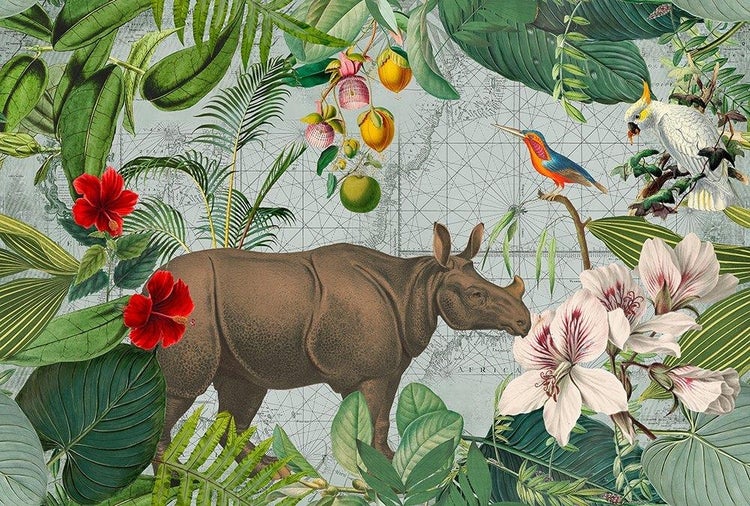 Tapete mit Nashorn, tropischen Pflanzen, Vögeln und historischer Weltkarte im Vintage-Stil.