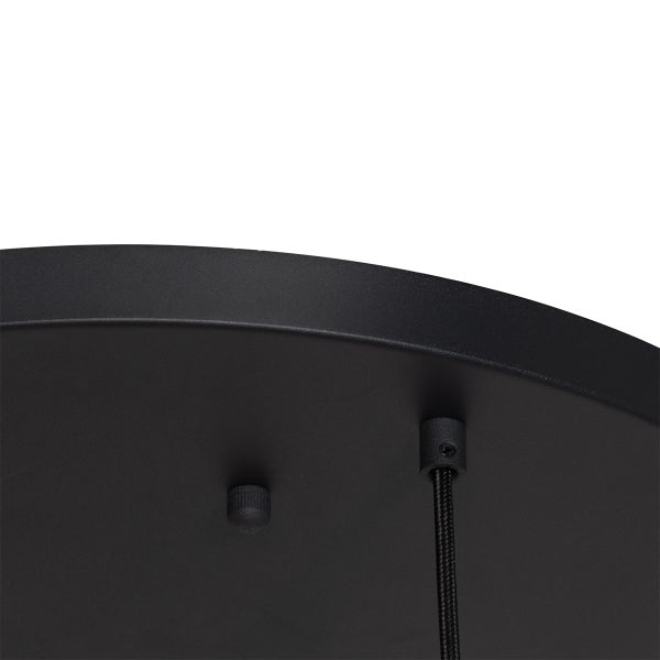 Detailaufnahme einer Deckenleuchte mit Kabelaufhängung