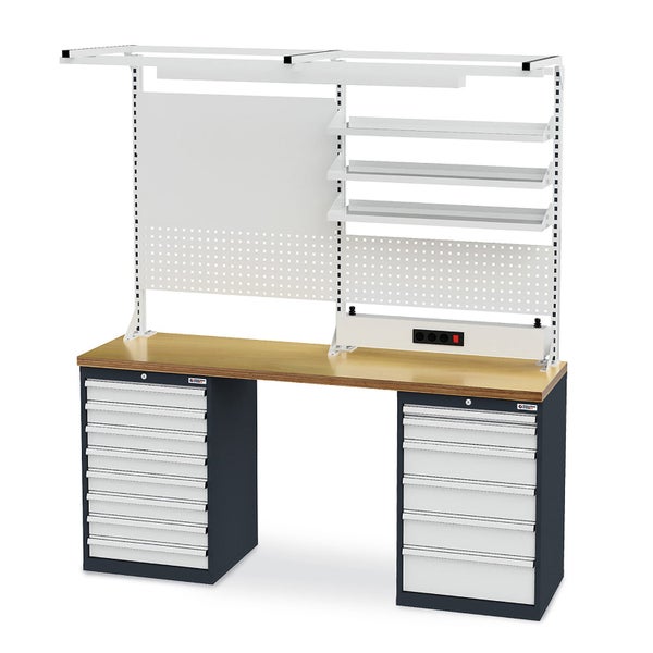 Werkbank mit zwei Schubladenschränken, Arbeitsplatte aus Holz, Lochwänden, Whiteboard, Fachböden und einer Steckdosenleiste.
