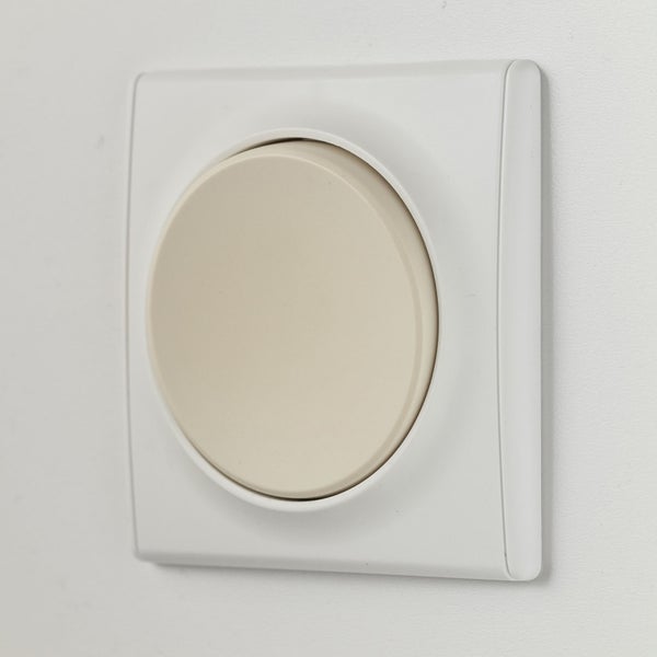Runder Lichtschalter in quadratischem Rahmen zur Unterputzmontage an der Wand