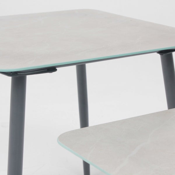 Beistelltisch-Set mit Tischplatte in Steinoptik und dunklem Metallgestell.