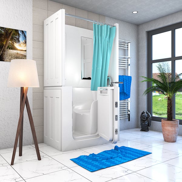 Begehbare Badewanne mit Einstiegstür und integriertem Sitz in einem hellen, modernen Badezimmer mit Duschvorhang und Handtuchheizkörper.