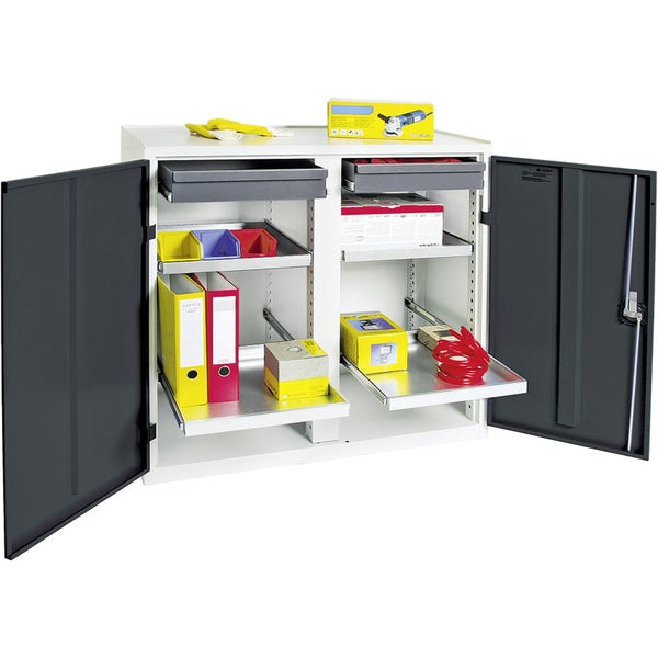 Blechschere schneidet eine kreisförmige Öffnung in ein Metallblech.