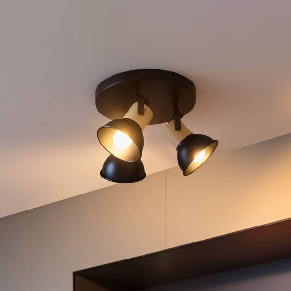 Deckenleuchte mit drei Strahlern und Holzdetails