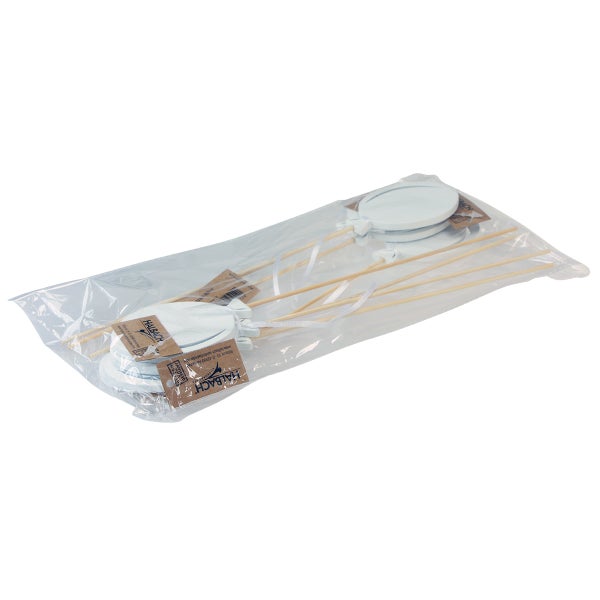 Verpackung mit weißen Tischkarten auf Holzstäben