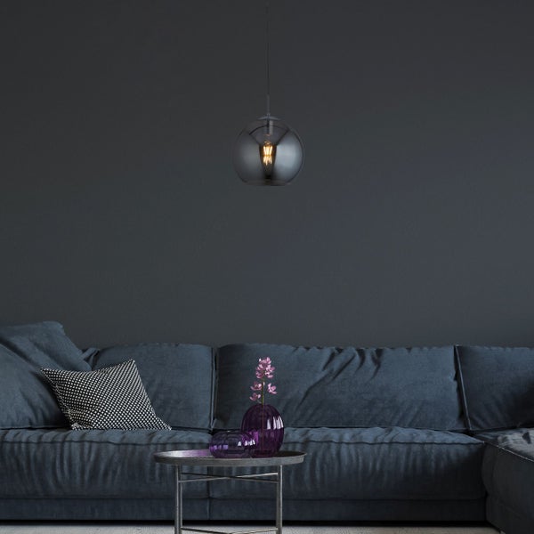 Wohnzimmer mit Sofa, Tisch und Hängelampe