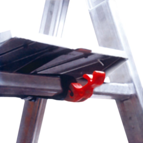 Detailaufnahme einer Leiter mit Eimerhaken