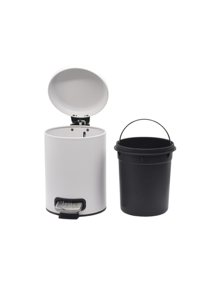 Weißer Tretmülleimer mit offenem Deckel und herausnehmbarem schwarzem Inneneimer aus Kunststoff.