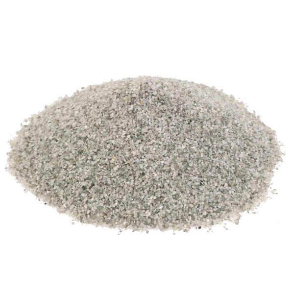Ein Haufen grauer Fugensand oder feiner Kies für den Garten.