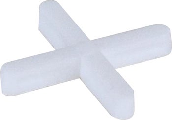 Ein einzelnes Kunststoff Fliesenkreuz für gleichmäßige Fugenabstände beim Fliesenlegen.