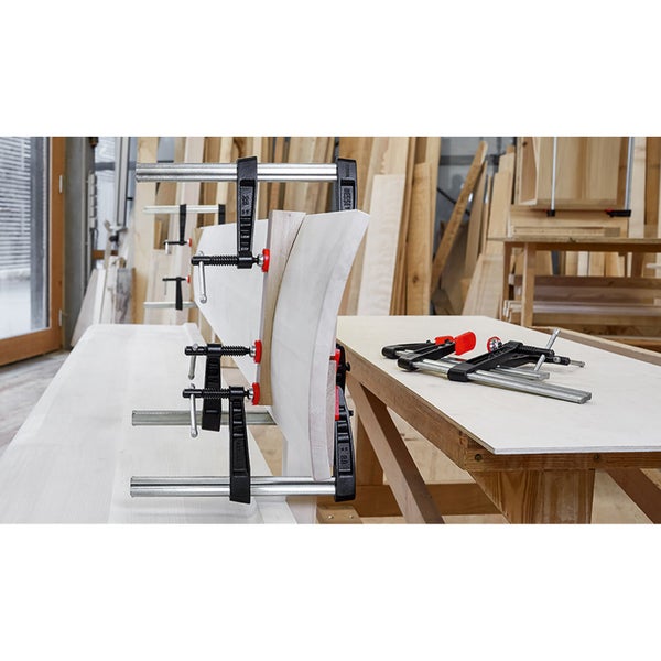 Holzbearbeitungsszene mit Schraubzwingen, die Holzstücke fixieren