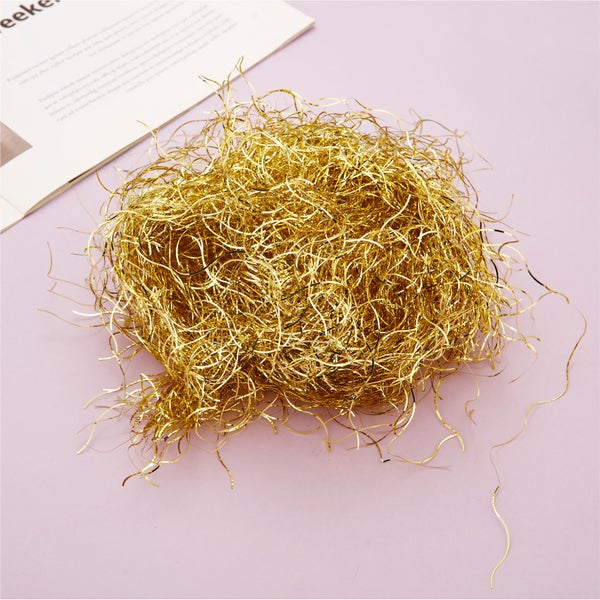 Goldfarbenes Füllmaterial für Geschenkverpackungen