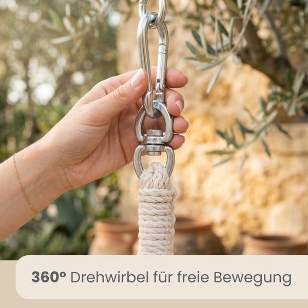 Metall-Karabinerhaken mit 360 Grad Drehwirbel an einem dicken Seil für freie Bewegung im Außenbereich.