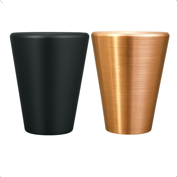 Zwei Pflanzgefäße aus Metall, eines anthrazit und eines kupferfarben