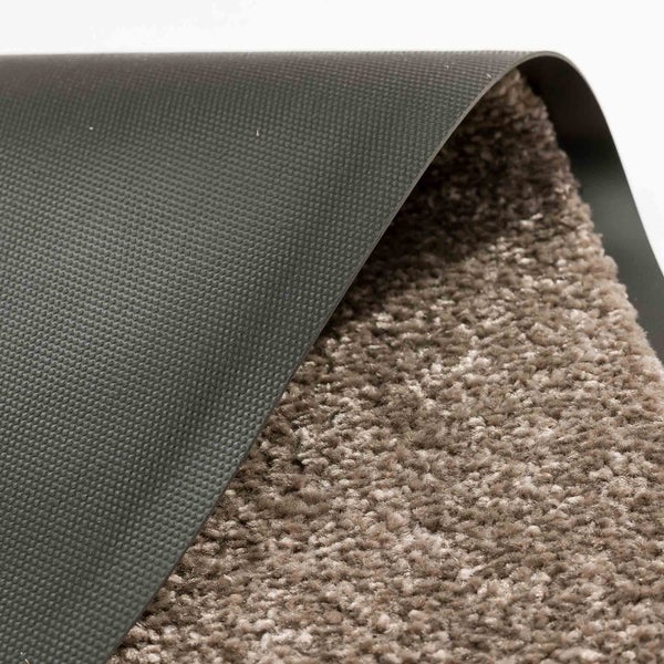 Detailansicht einer braunen Schmutzfangmatte mit strukturierter Rückseite