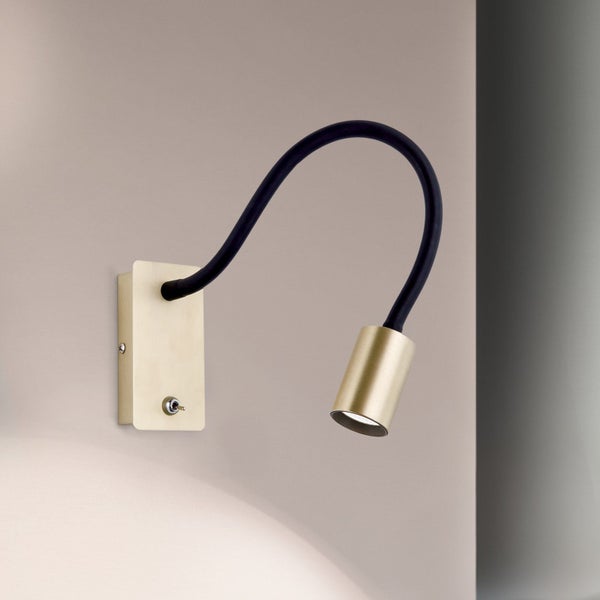 Moderne Wandleuchte mit flexiblem Arm und Schalter, Metall in Messing Optik zur Akzentbeleuchtung.
