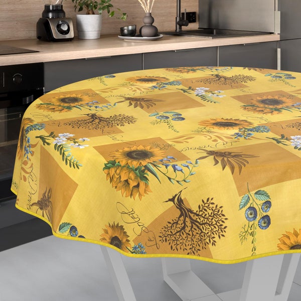 Rundes gelbes Tischtuch mit Sonnenblumen- und Baummuster im Provence-Stil in einer Küche.