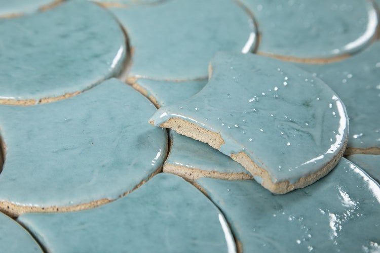 Nahaufnahme von Keramikfliesen in Fächerform