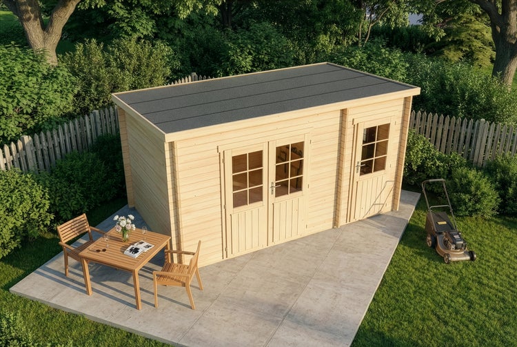 Holzgartenhaus mit Flachdach, Doppeltür und Einzeltür mit Fenstern, auf einer Terrasse im Garten mit Sitzgruppe und Rasenmäher.