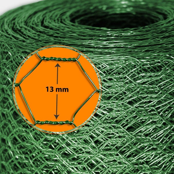 Nahaufnahme einer Rolle grünen Sechseckgeflechts mit einer Maschenweite von 13 Millimetern.