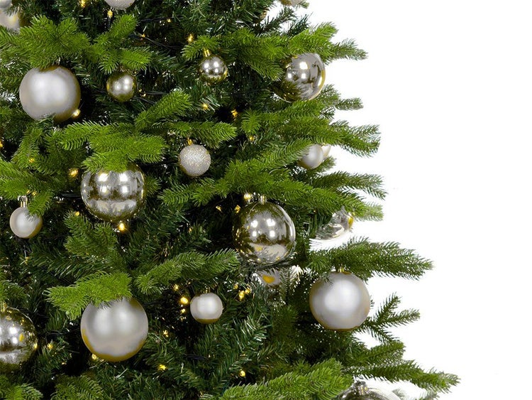 Geschmückter künstlicher Weihnachtsbaum mit glänzenden und matten Kugeln sowie integrierter Lichterkette für eine festliche Weihnachtsdekoration.