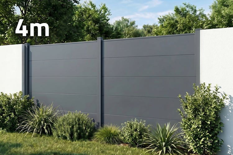 Moderner Sichtschutzzaun aus Aluminium mit 4 Meter Breite in einem Garten mit Pflanzen und Rasen.