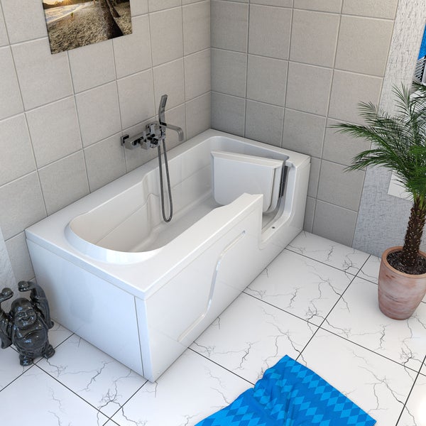 Begehbare Badewanne mit Tür in einem hellen Badezimmer.
