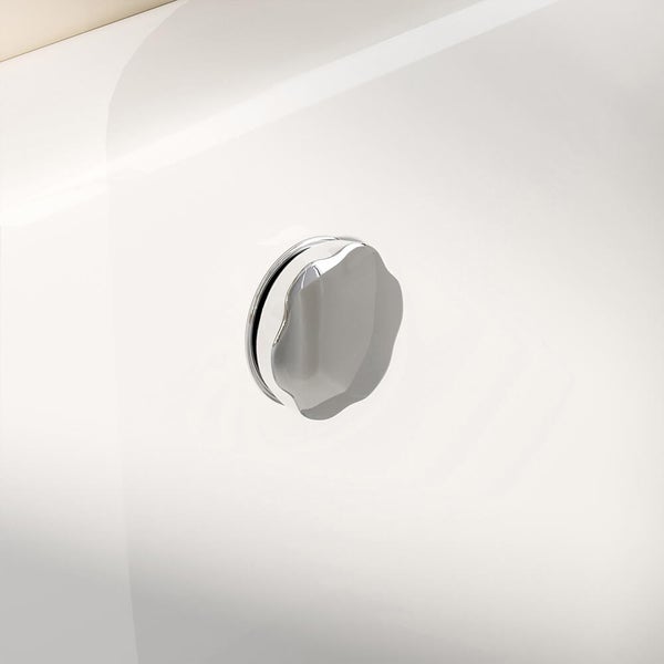 Wannenablaufgarnitur mit rundem Bedienknopf in Chromoptik für eine Badewanne.